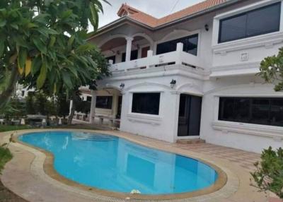 A luxurious home that is perfect for you. in Pattaya.  5 bedrooms 4 bathrooms