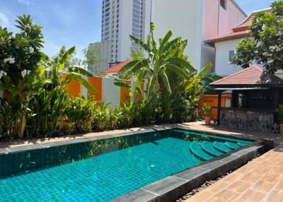 House for sale 201 square wa. 5 bedrooms, 5 bathrooms in Pattaya easy to travel
