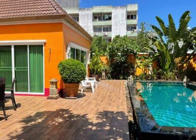 House for sale 201 square wa. 5 bedrooms, 5 bathrooms in Pattaya easy to travel