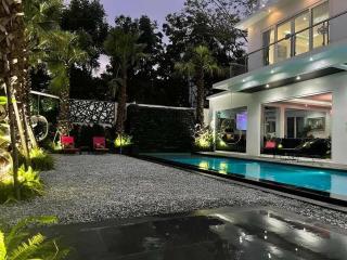 Luxury Pool Villa on Jomtien Beach, Pattaya  8 bedrooms   Usable area 600 sq.m. Land 109 sq.wa.