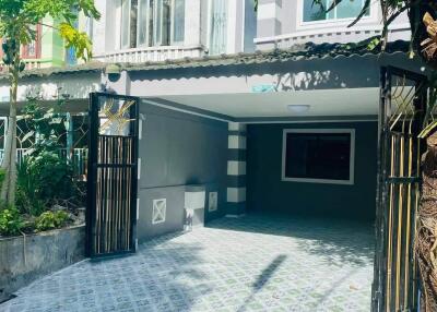 2 storey townhouse for sale, newly renovated.  2 bedrooms, 2 bathrooms, 2 air conditioners, 1 kitchen, located in Soi Khao Noi, near the market, near the mall, convenient to travel.