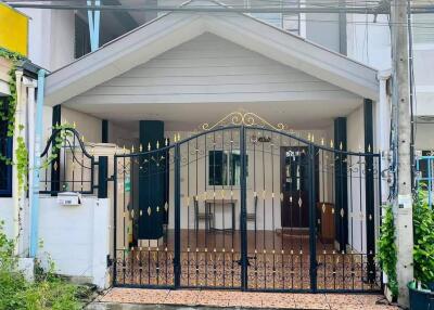 2 storey townhouse for sale, behind the roadside, can be sold with furniture.  2 bedrooms, 2 bathrooms, 1 kitchen, 1 living room  Located in Soi Noen Plub Wan  near the market, near the school