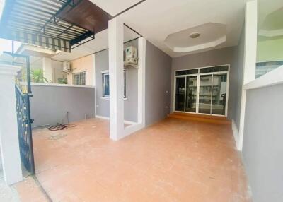 Townhouse for sale on Soi Khao Noi Road.  Fully furnished, newly renovated, 2 bedrooms, 2 bathrooms, 1 kitchen, convenient to travel, good location, next to the commercial road.
