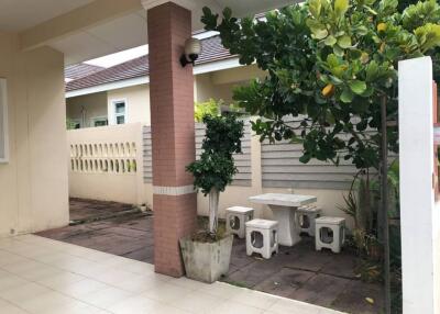 Selling twin houses, shady atmosphere with furniture, 2 bedrooms, 2 bathrooms, 2 air conditioners.  Large living room, 1 built-in kitchen, swimming pool, 24 hour security guard, located in Soi Siam