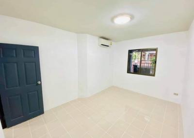 Townhouse for sale behind the newly renovated corner, 3 bedrooms, 2 bathrooms, 1 kitchen, 2 air conditioners.  The coordinates of the house are in North Pattaya.  Conveniently located near