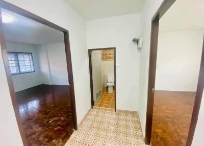 2 storey townhouse for sale, newly renovated, 200 meters from Sukhumvit.  2 bedrooms 2 bathrooms 1 kitchen  comfortable travel  near Bangkok Hospital - Pattaya