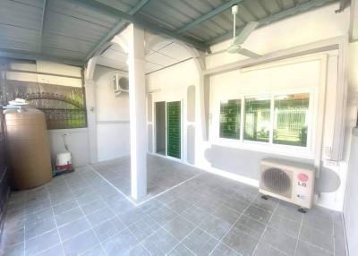 Cheap townhouses for sale.  Good location in Soi Khao Talo, area 88 square meters.  2 bedrooms, 1 bathroom, 1 kitchen, 2 air conditioners