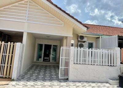 Townhouse for sale, newly renovated with furniture, 2 bedrooms, 2 bathrooms.  Water heater, smoke hood, swimming pool, security guard 24 hours.