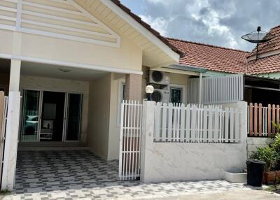 Townhouse for sale, newly renovated with furniture, 2 bedrooms, 2 bathrooms.  Water heater, smoke hood, swimming pool, security guard 24 hours.
