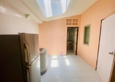 Townhouse for sale with furniture, 2 bedrooms, 2 bathrooms, 1 living room, 1 kitchen, swimming pool, 24 hour security, in a good location.