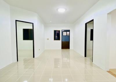 Townhouse behind the rim for sale.  Good location, North Pattaya coordinates, 3 bedrooms, 2 bathrooms  Newly renovated, convenient transportation  near Sukhumvit Road  not crossing the railway  near