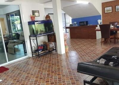 Large pool and garden house free Honda car Pattaya