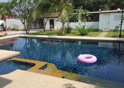 Large pool and garden house free Honda car Pattaya