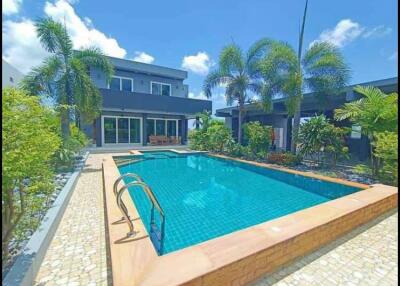 Pool villa and nice garden  Bang sa re