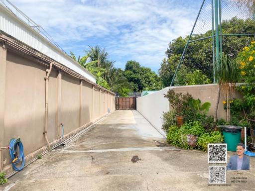 For Sale: Land with 2 Detached Houses in Soi Narathiwas 24 - Sathorn - Yannawa Area