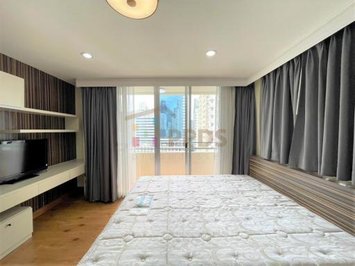 Condo 2 bedrooms for rent or sale, newly renovated, corner unit, with a view of the GMM building.