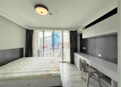 Condo 2 bedrooms for rent or sale, newly renovated, corner unit, with a view of the GMM building.