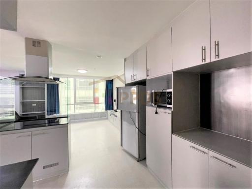 Condo 2 bedrooms for rent or sale, newly renovated, corner unit, with a view of the GMM building.