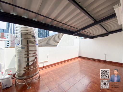 Sell a newly renovated townhouse with a tenant near BTS Bang Chak on Sukhumvit Road