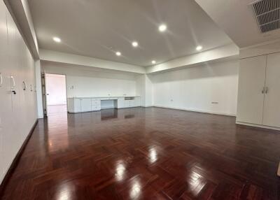 3 bedrooms large unit & newly renovated condo for sale on Ekamai