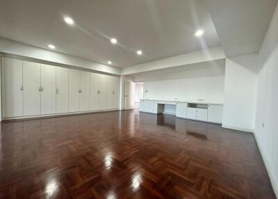 3 bedrooms large unit & newly renovated condo for sale on Ekamai