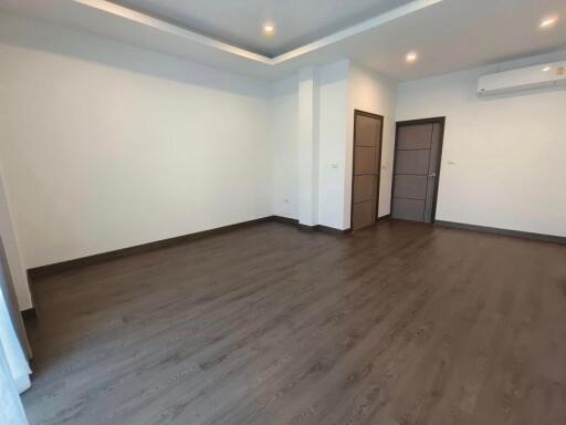 For Sale and Rent Bangkok Single House Sukhumvit BTS Ekkamai Watthana