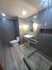 3 Bedrooms 3 Bathrooms Size 445sqm. Supalai Place Sukhumvit 39 for Sale 32mTHB