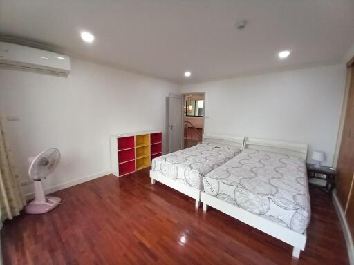 3 Bedrooms 3 Bathrooms Size 445sqm. Supalai Place Sukhumvit 39 for Sale 32mTHB
