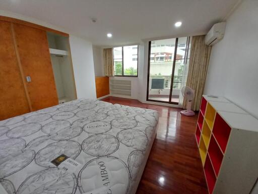 3 Bedrooms 3 Bathrooms Size 445sqm. Supalai Place Sukhumvit 39 for Sale 32mTHB