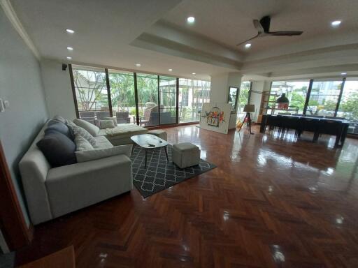 3 Bedrooms 3 Bathrooms Size 445sqm. Supalai Place Sukhumvit 39 for Sale 32mTHB