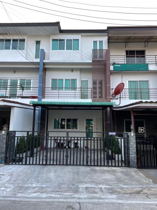 32 Sqm., 4 Beds, 4 Baths House listed for ฿ 3,990,000.