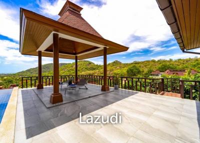 Panorama: Luxury Villa with Stunning Views