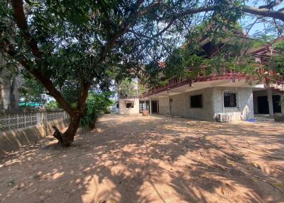 House for investment Large land 1.67 Rai located on Bangsalay