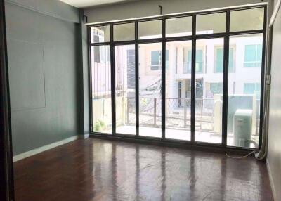 5 bed House Silom Sub District H020179