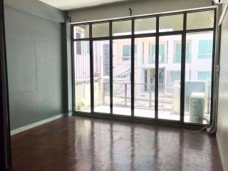 5 bed House Silom Sub District H020179