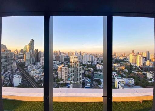 2 bed Condo in BEATNIQ Sukhumvit 32 Khlongtan Sub District C020164