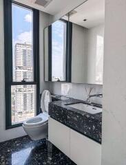 2 bed Condo in BEATNIQ Sukhumvit 32 Khlongtan Sub District C020164