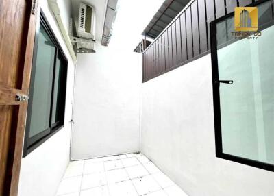 One-story townhouse, Soi Wat Thong,