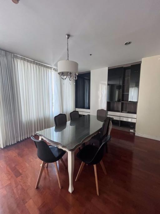 3 bed Condo in Siri Residence Khlongtan Sub District C020047