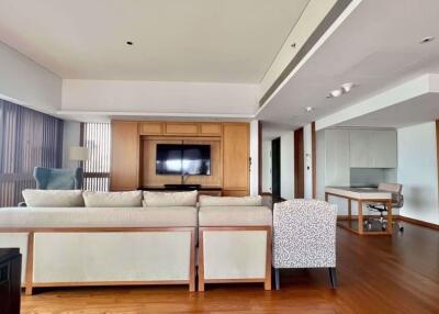 3 bed Condo in Hansar Rajdamri Lumphini Sub District C020020