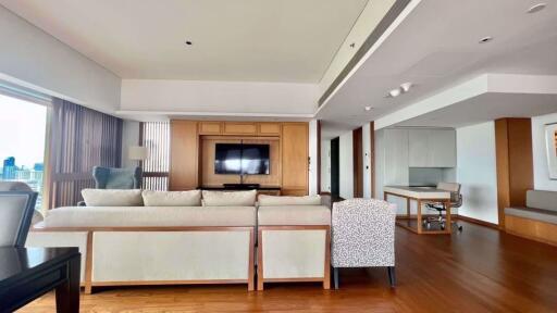 3 bed Condo in Hansar Rajdamri Lumphini Sub District C020020