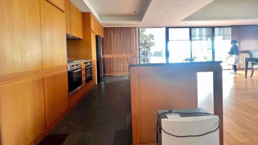 3 bed Condo in Hansar Rajdamri Lumphini Sub District C020020