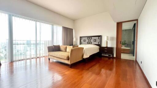 3 bed Condo in Hansar Rajdamri Lumphini Sub District C020020