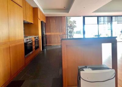 3 bed Condo in Hansar Rajdamri Lumphini Sub District C020020