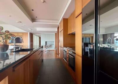 3 bed Condo in Hansar Rajdamri Lumphini Sub District C020020