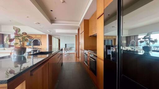 3 bed Condo in Hansar Rajdamri Lumphini Sub District C020020