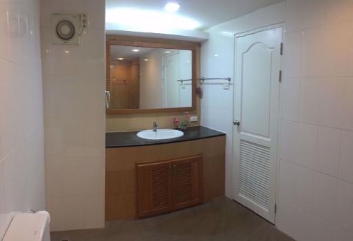 3 bed Condo in Srivara Mansion Din Daeng District C020000