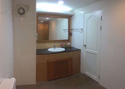 3 bed Condo in Srivara Mansion Din Daeng District C020000