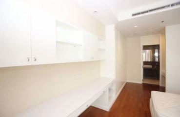 4 bed Duplex in Royal Residence Park Lumphini Sub District D019935