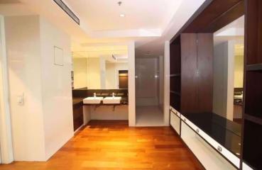 4 bed Duplex in Royal Residence Park Lumphini Sub District D019935